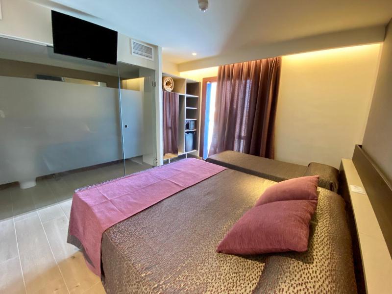 Standard Triple Room image 4