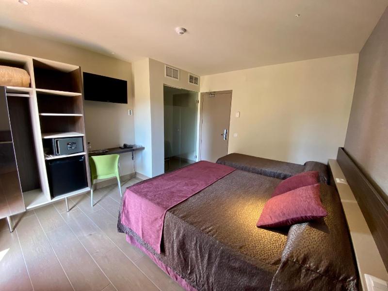 Standard Triple Room image 3
