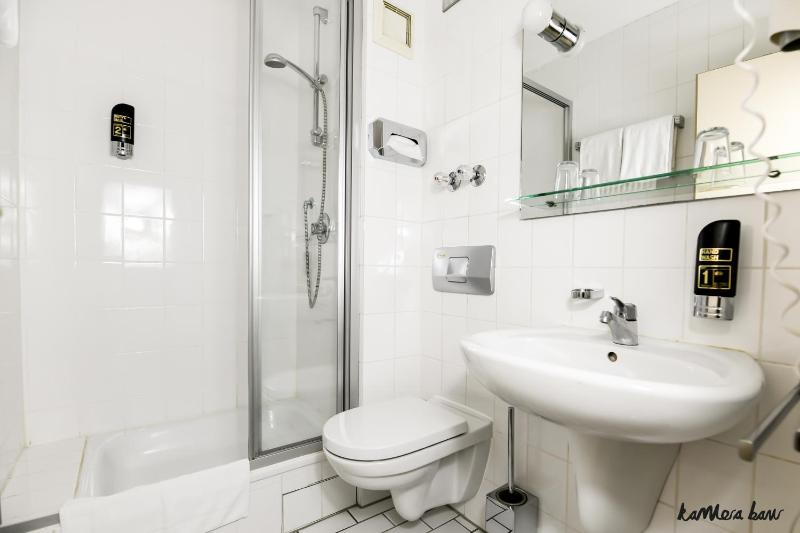 Double Room image 3