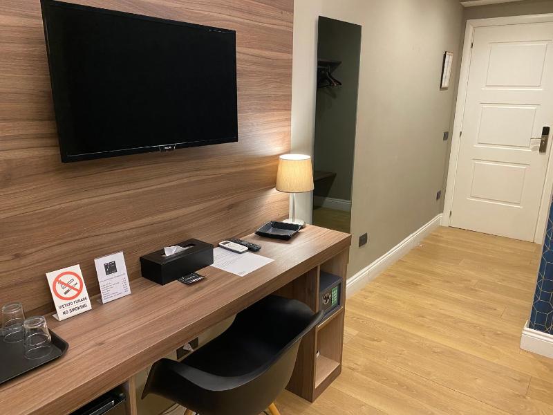 Deluxe Double or Twin Room with Balcony image 3