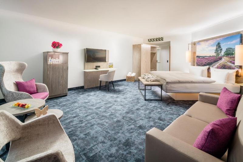 Deluxe Room image 3