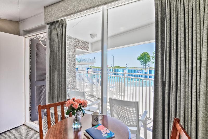 Double Room with Pool View image 4