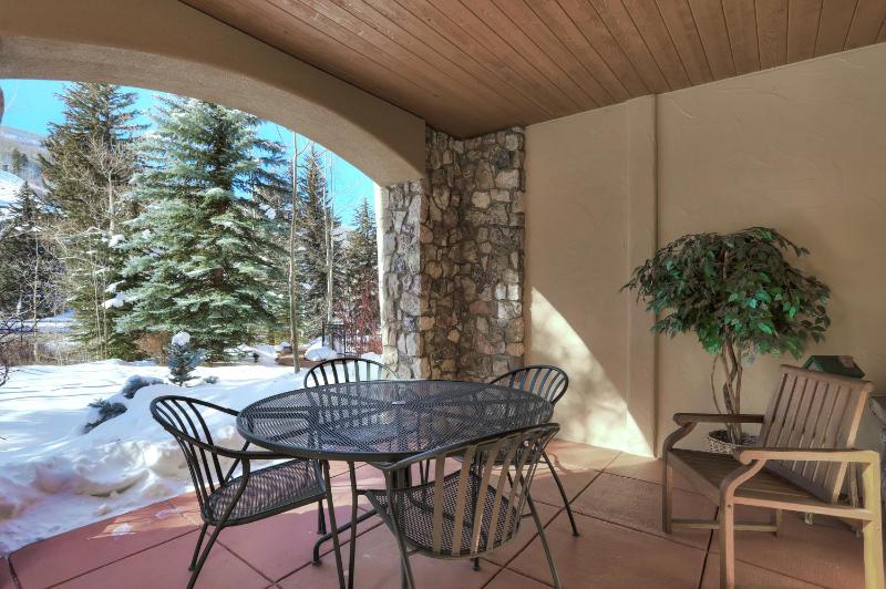 Gorgeous Corner 3Br- Ski in out Access and 3 Decks! - image 6