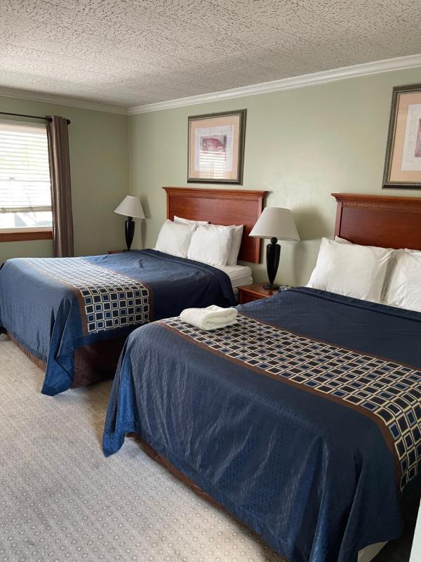 Standard Queen Room with Two Queen Beds image 3