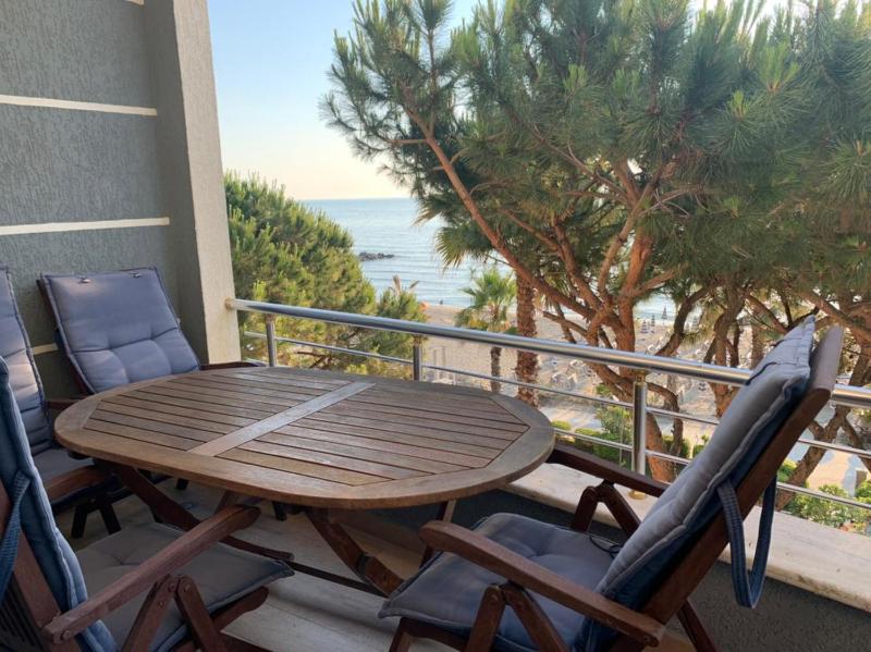 Mia's Sea View Apartment - image 3
