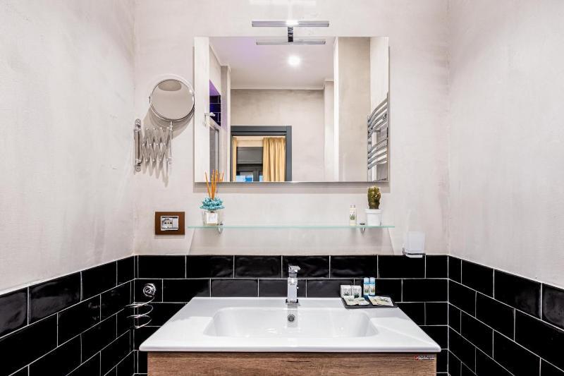 Deluxe Queen Room image 3