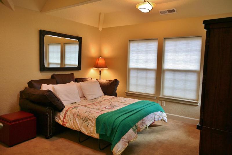 Five-Bedroom House image 3