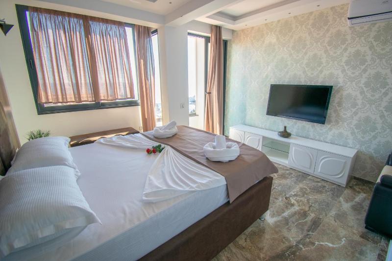 Golden Apartments - image 3