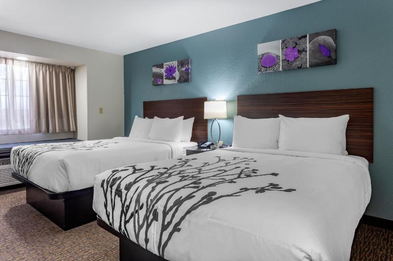 Queen Room with Two Queen Beds - Non-Smoking image 3