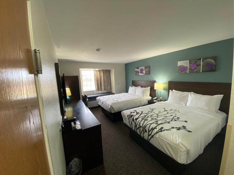 Queen Room with Two Queen Beds - Non-Smoking image 2