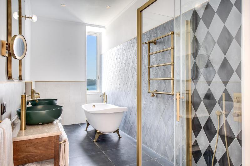 Junior Suite with Partial Sea View image 2