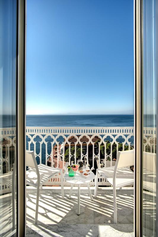 Double Room with Balcony and Sea View image 3