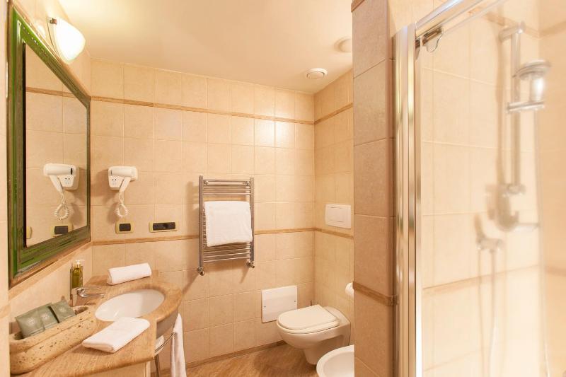 Superior Triple Room image 3