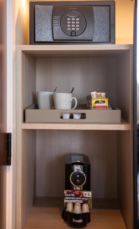 Premium King Room with Balcony image 4