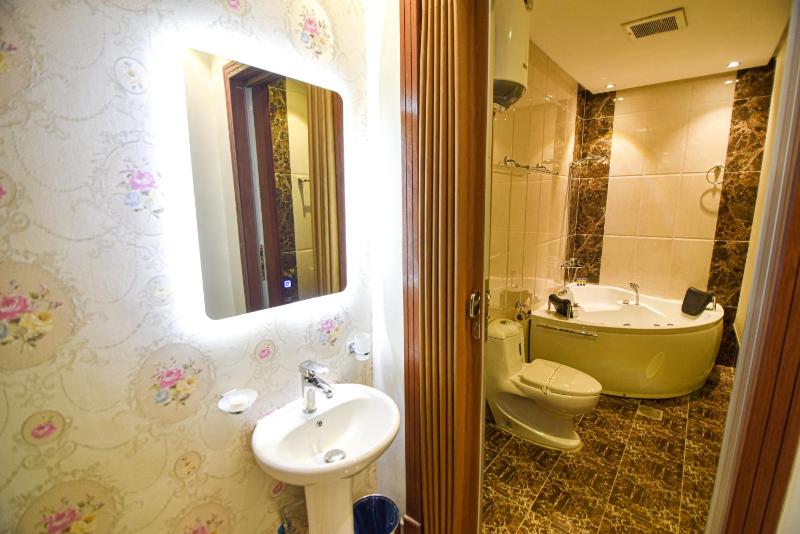 Deluxe Suite with Spa Bath image 2
