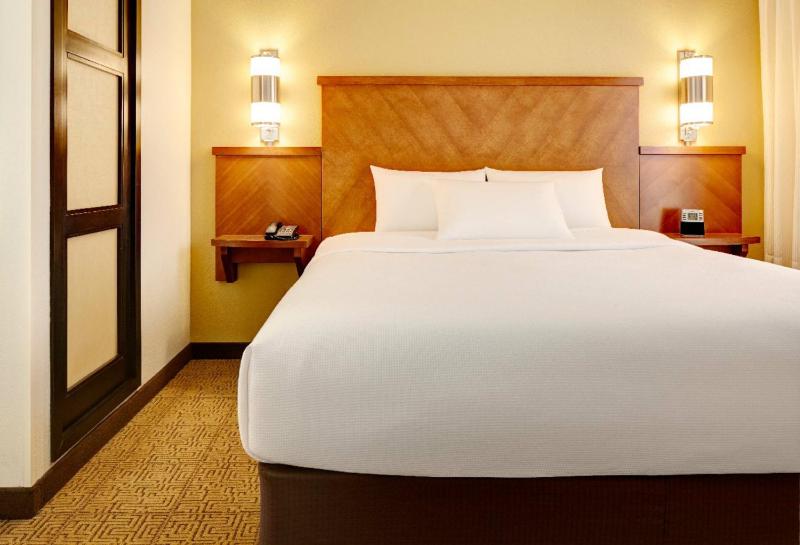 Queen Room with Two Queen Beds and Sofa Bed - High Floor image 2