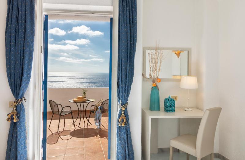 Deluxe Double Room with Balcony and Sea View image 4