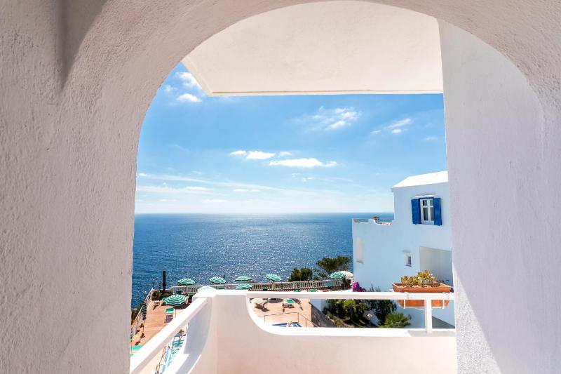 Deluxe Double Room with Balcony and Sea View image 3