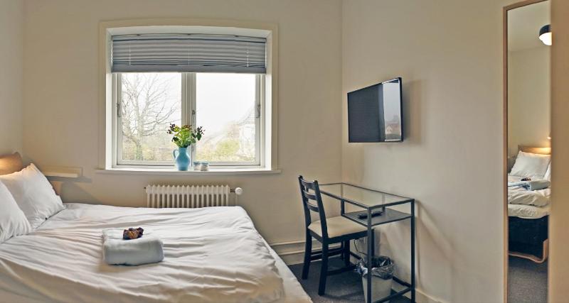 Queen Room with Shared Bathroom image 3