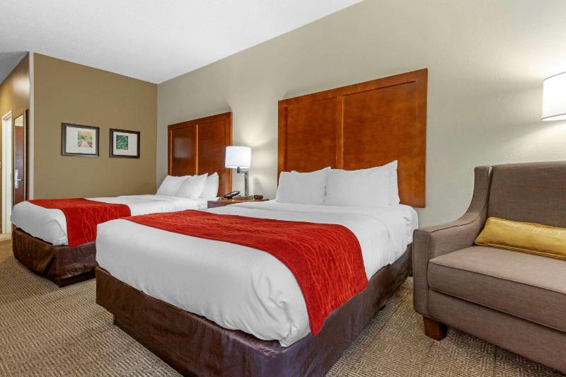 Queen Room with Two Queen Beds - Non-Smoking image 4