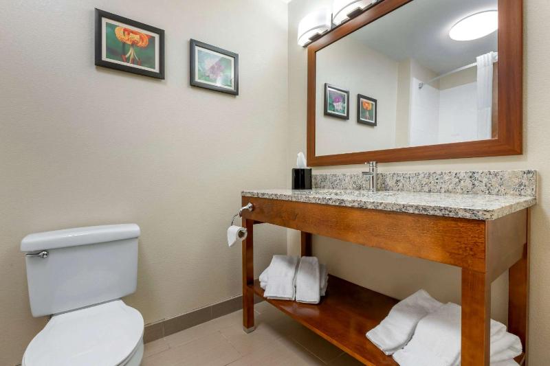 Queen Room with Two Queen Beds - Non-Smoking image 2