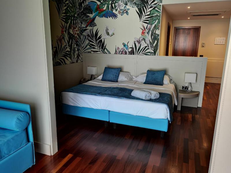 Junior Suite with Balcony and Lake View image 4