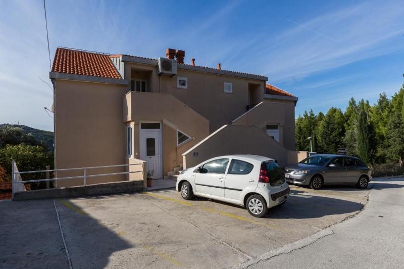 Apartment Jele - Two Bedroom Apartment with Balcony and Garden View - image 9