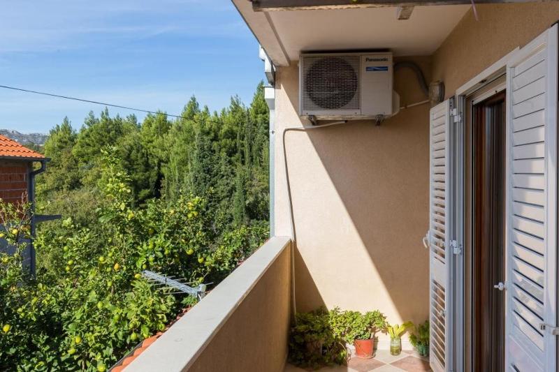 Apartment Jele - Two Bedroom Apartment with Balcony and Garden View - image 14