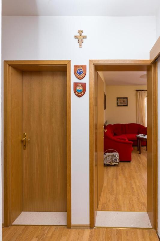 Apartment Jele - Two Bedroom Apartment with Balcony and Garden View - image 8