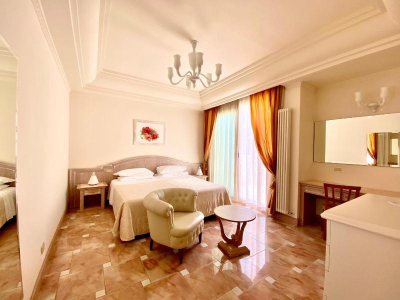 Deluxe Double or Twin Room image 3