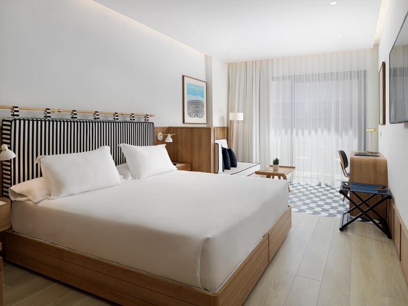Classic Double Room with Balcony (1 Adult) image 4