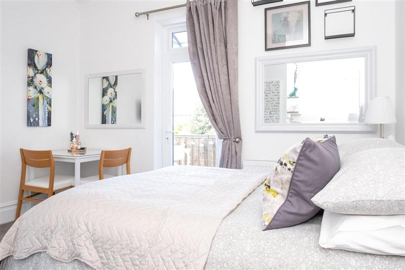 Double Room with Balcony image 2