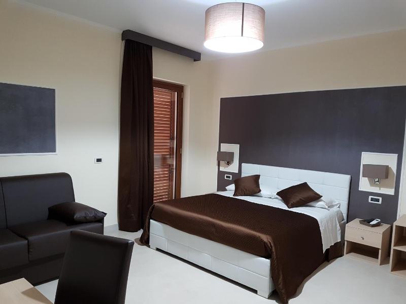 Deluxe Double Room image 1