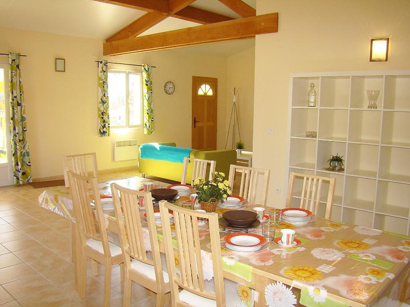 Three-Bedroom House with Swimming Pool image 4