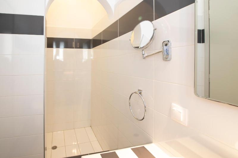 Superior Triple Room image 4