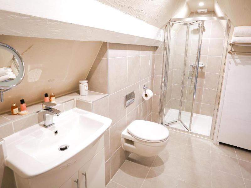 Double Room with Private Bathroom image 2