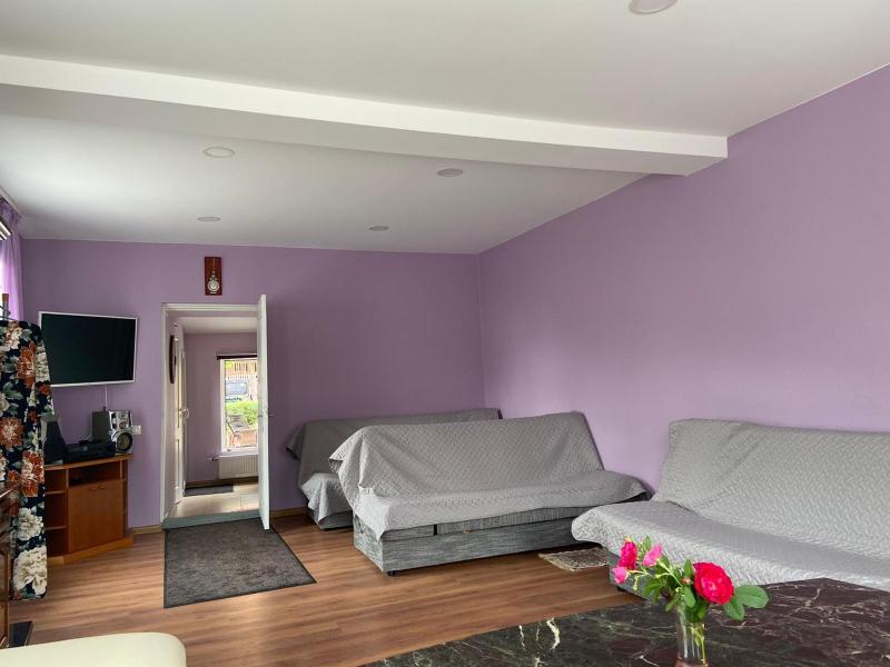 Apartment With Shared Bathroom image 3