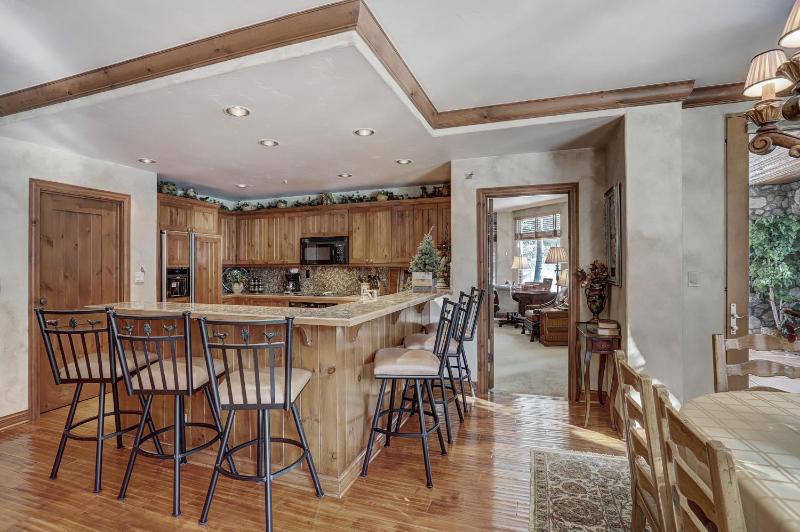 Gorgeous Corner 3Br- Ski in out Access and 3 Decks! - image 12