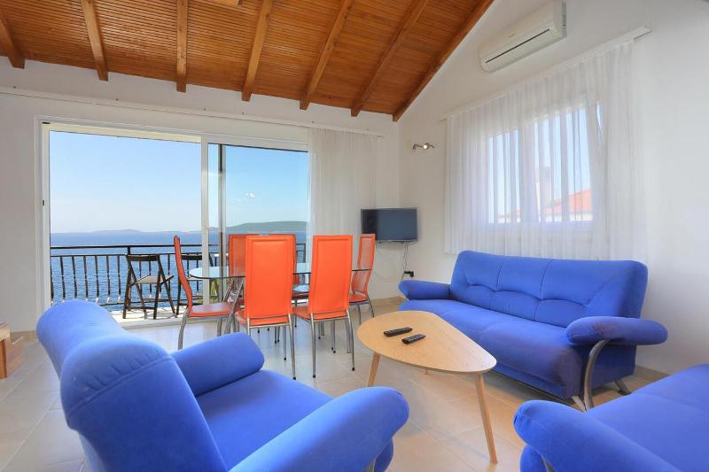 Three-Bedroom Apartment with Balcony and Sea View image 1
