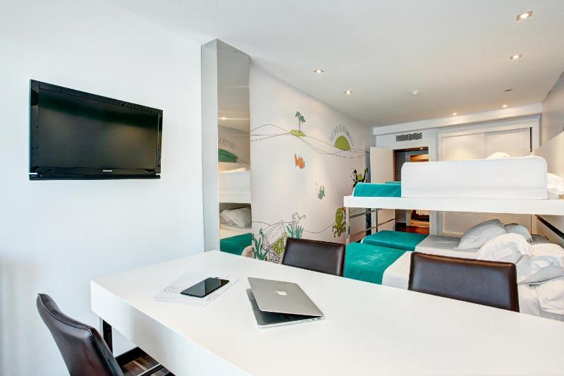 Quadruple Room with Sea View image 4