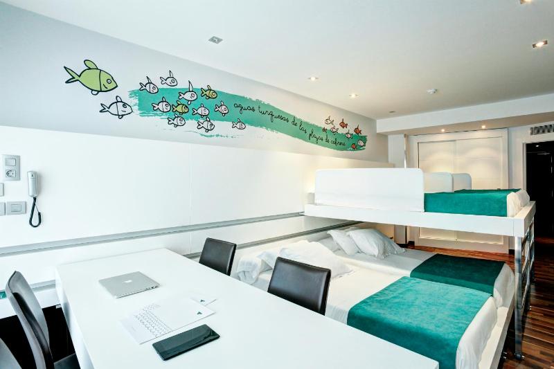 Quadruple Room with Sea View image 2