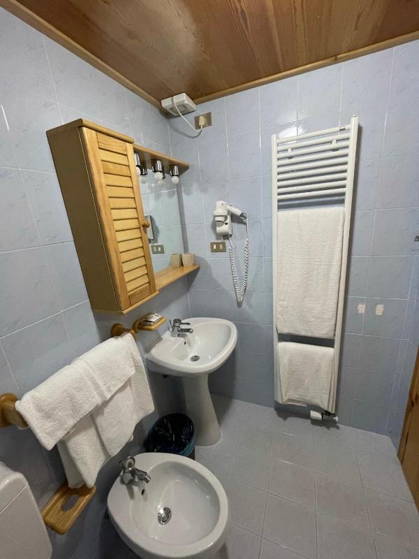 Economy Triple Room image 3