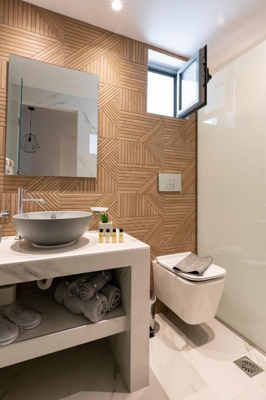 Deluxe Suite with Sea View image 3
