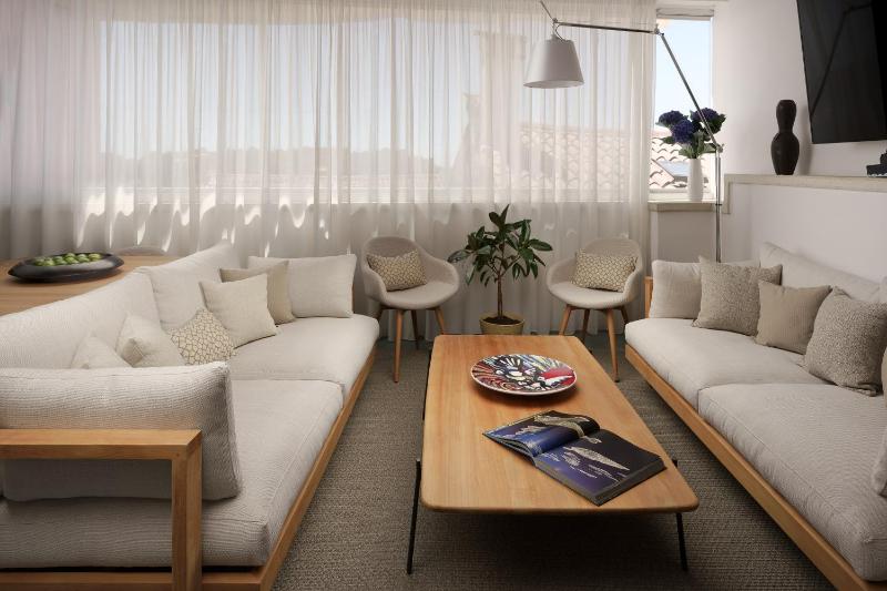 Luxury Two-Bedroom Villa with Sea View image 2