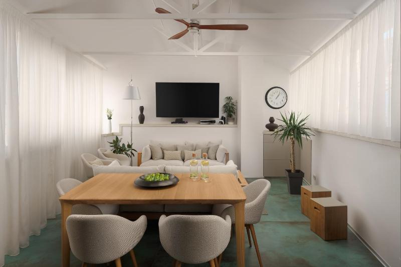 Luxury Two-Bedroom Villa with Sea View image 3