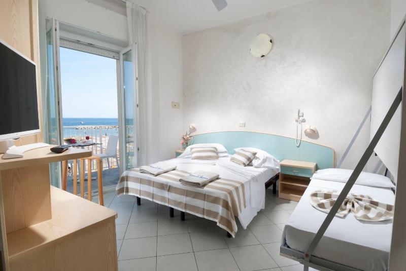 Triple Room with Sea View image 1