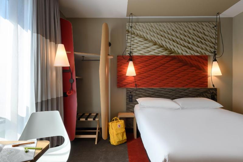 Family Room with One Double Bed and One Single Bed image 2