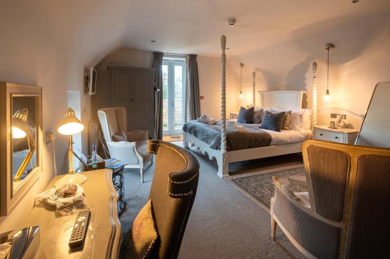 Deluxe Double Room with Balcony image 2