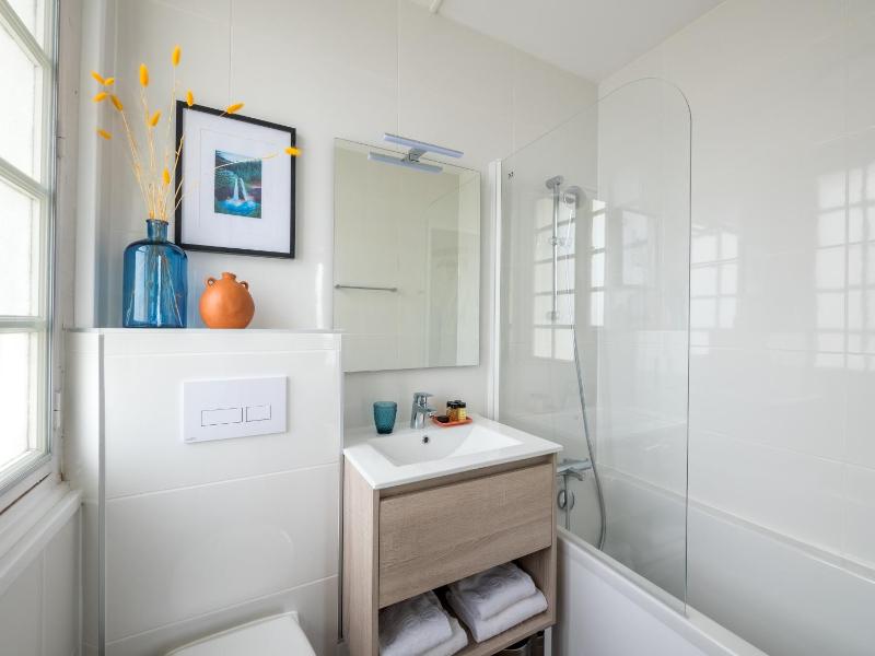 King Room with Sea View and Balcony image 4