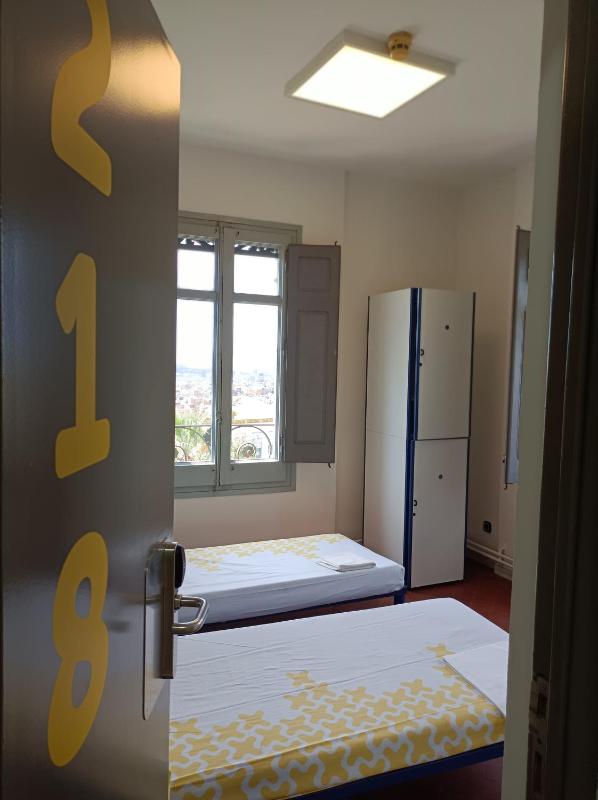 Twin Room with Bath image 2